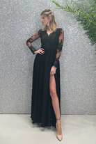 Abito lungo svasato nero Moda-Mania con spacco laterale e corpetto in tulle ricamato, elegante e femminile.