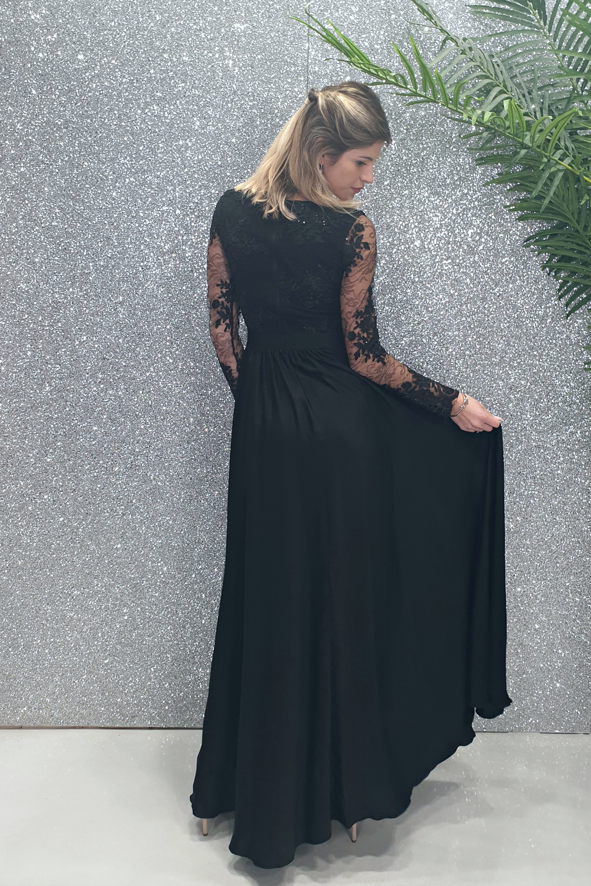 Abito lungo svasato nero con spacco laterale e corpetto in tulle ricamato, moda elegante da Moda-Mania.