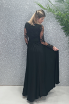Abito lungo svasato nero con spacco laterale e corpetto in tulle ricamato, moda elegante da Moda-Mania.