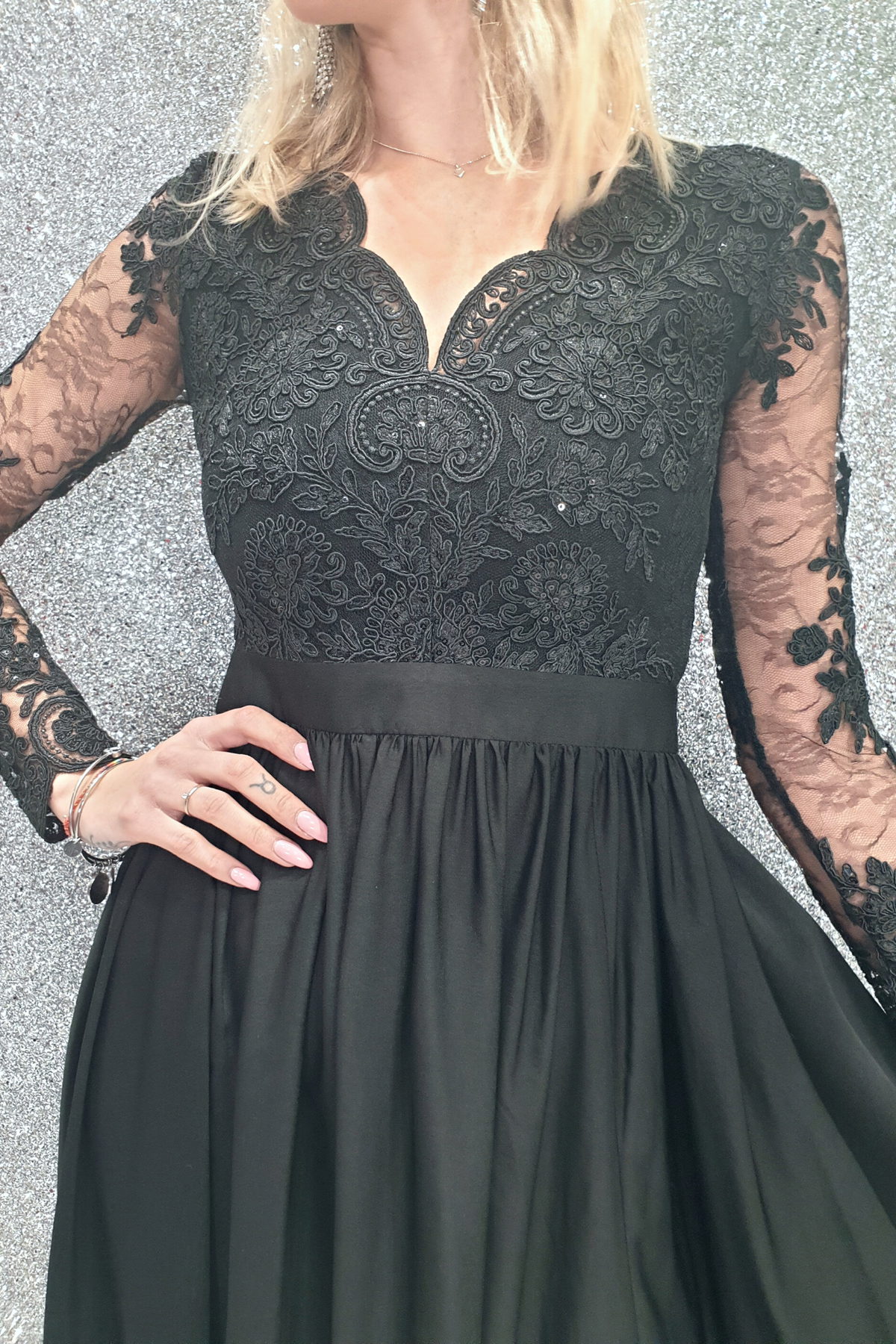 Abito lungo svasato nero Moda-Mania con spacco laterale e corpetto in tulle ricamato, elegante e femminile.