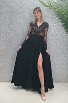 Abito lungo svasato nero con spacco laterale e corpetto in tulle beige ricamato, Moda-Mania, abiti lunghi eleganti e femminili