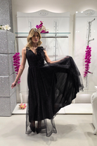 Abito lungo svasato nero in tulle glitterato con spacco e decorazioni floreali, design elegante di Moda-Mania.