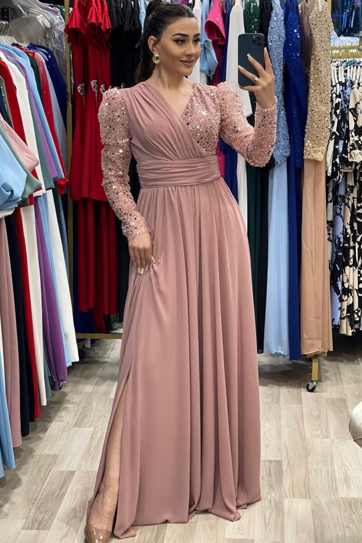 Abito lungo svasato rosa con maniche lunghe, tulle, perline e paillettes, moda-Mania, elegante e raffinato.