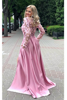 Abito lungo svasato rosa chiaro Moda-Mania con corpetto a manica lunga in tulle floreale 3D e gonna in taffetà elegante