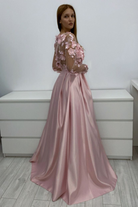 Abito lungo svasato rosa chiaro Moda-Mania con corpetto in tulle floreale 3D e gonna in taffetà, maniche lunghe elegante e femminile