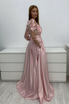 Abito lungo rosa chiaro Moda-Mania con corpetto in tulle floreale 3D e gonna in taffetà, svasato e con maniche lunghe.