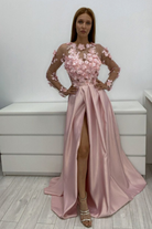 Abito lungo svasato rosa chiaro Moda-Mania con corpetto in tulle floreale 3D e gonna in taffetà, maniche lunghe e dettaglio elegante