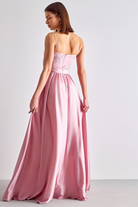 Abito lungo svasato rosa chiaro Moda-Mania con spacco laterale e corpetto in tulle ricamato, elegante e femminile