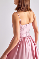 Abito lungo svasato rosa chiaro Moda-Mania con spacco laterale e corpetto in tulle ricamato, elegante e femminile.