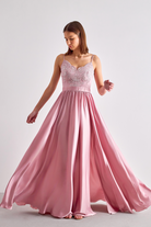 Abito lungo svasato rosa chiaro con spacco laterale e corpetto in tulle ricamato, moda-manìa, abiti lunghi eleganti femminili