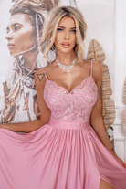 Abito lungo svasato rosa chiaro con spacco laterale e corpetto in tulle ricamato, brand Moda-Mania, elegante e femminile.