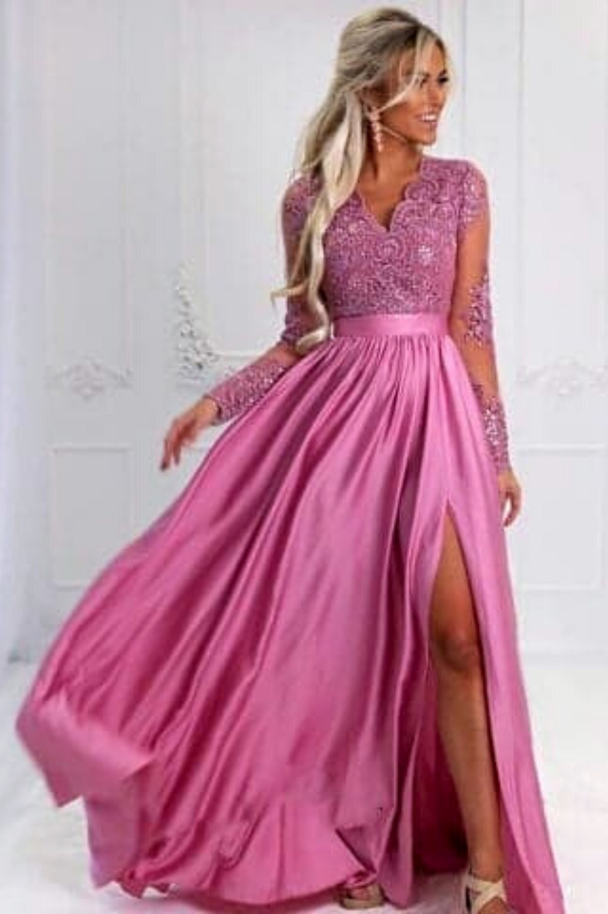 Abito lungo svasato rosa scuro con spacco laterale e corpetto in tulle ricamato, da Moda-Mania, dettaglio elegante e femminile