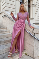 Abito lungo svasato rosa scuro Moda-Mania con spacco laterale e corpetto in tulle ricamato, elegante e femminile.