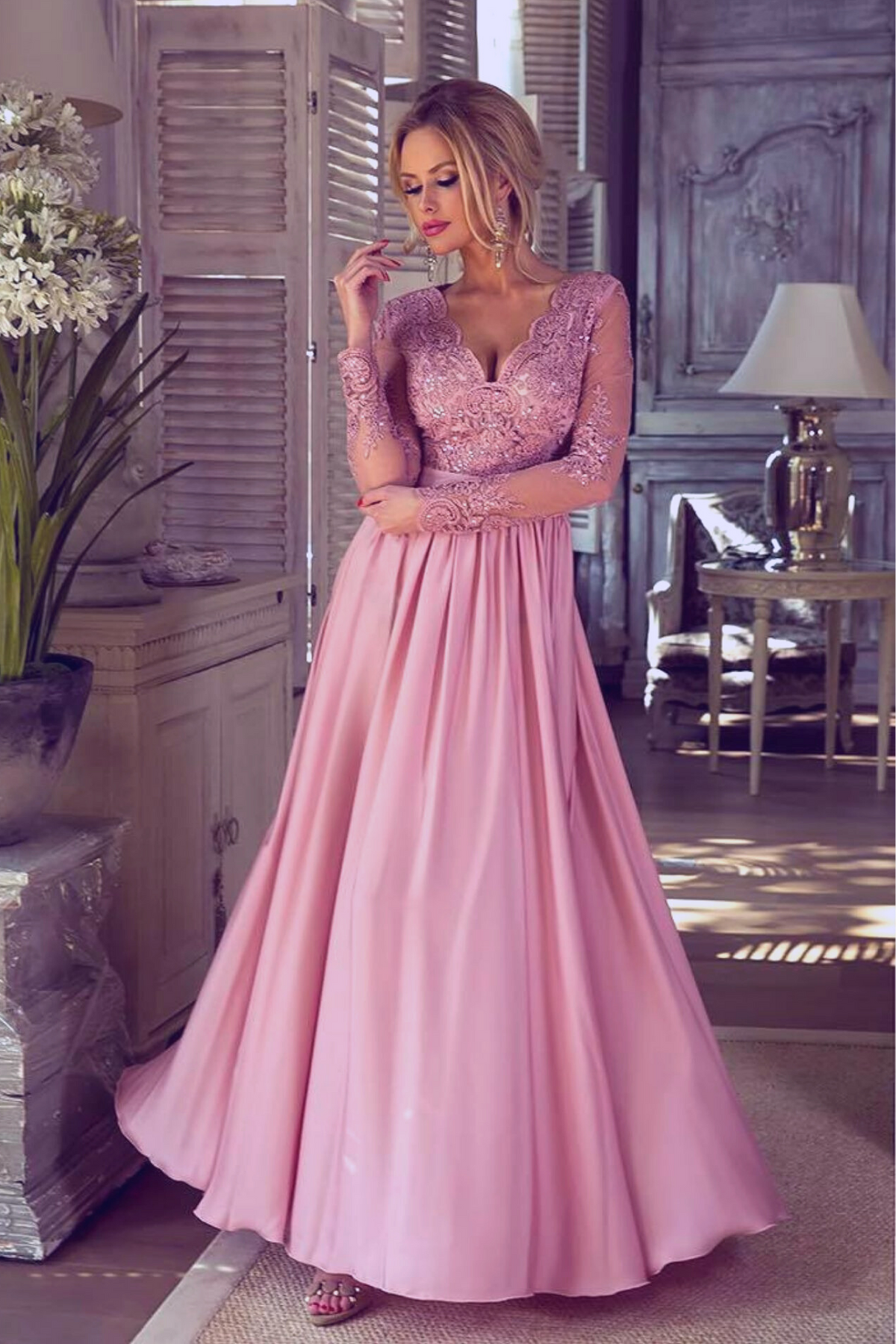 Abito lungo svasato rosa scuro Moda-Mania con spacco laterale e corpetto in tulle ricamato, dettagli eleganti e femminili.