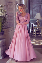 Abito lungo svasato rosa scuro Moda-Mania con spacco laterale e corpetto in tulle ricamato, dettagli eleganti e femminili.