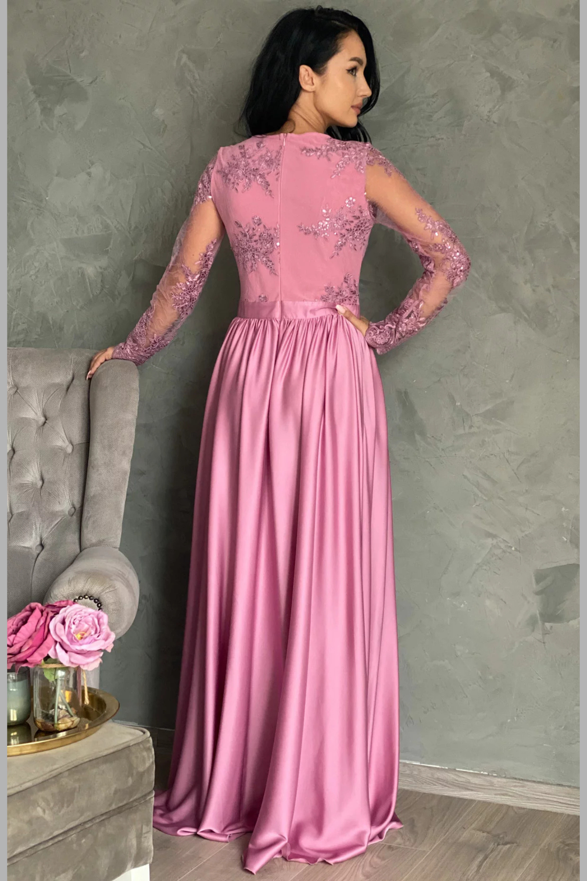Abito lungo svasato rosa scuro con spacco laterale e corpetto in tulle ricamato, firmato Moda-Mania, vista frontale.
