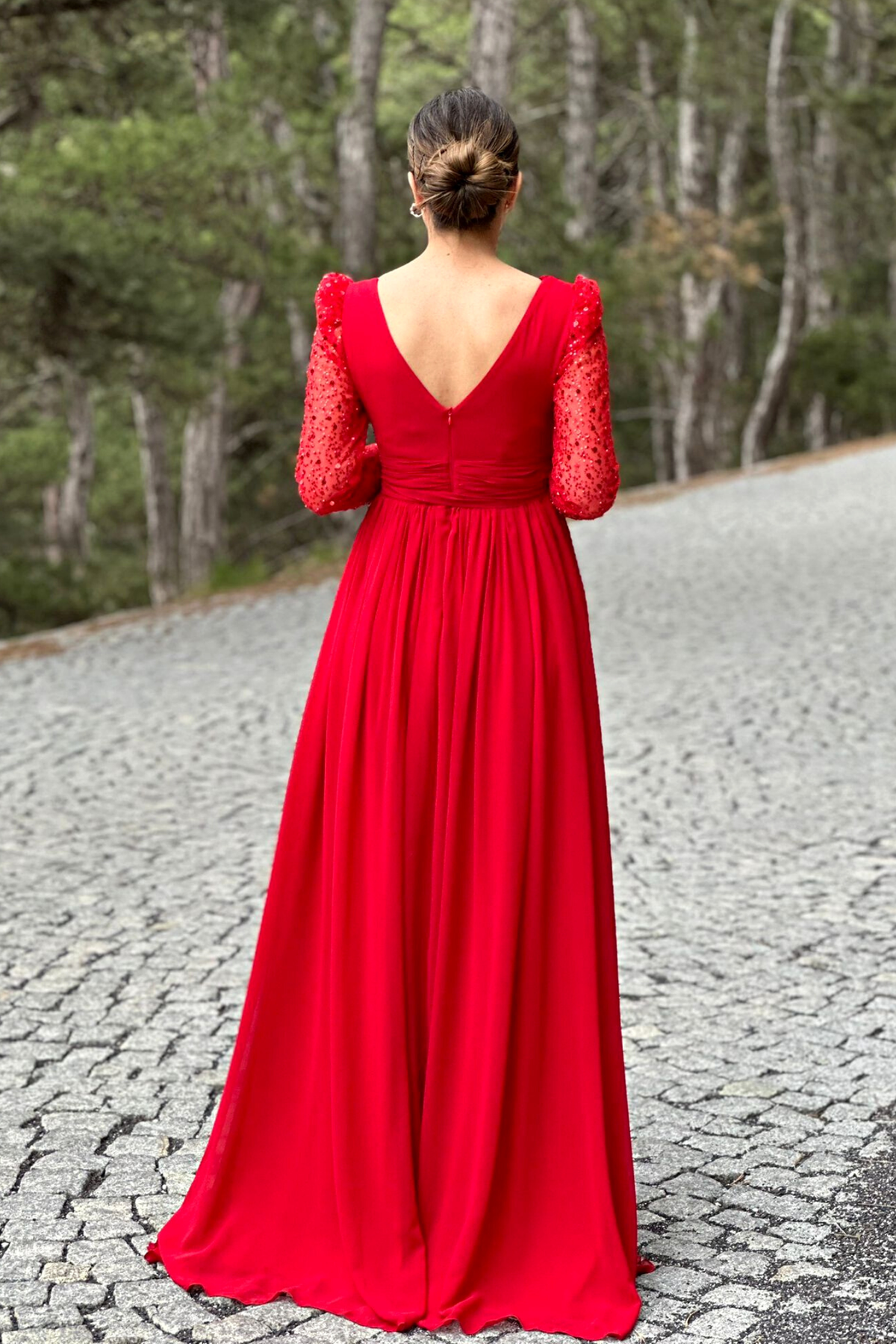Abito lungo rosso svasato in tulle con maniche lunghe, perline e paillettes, firmato Moda-Mania.