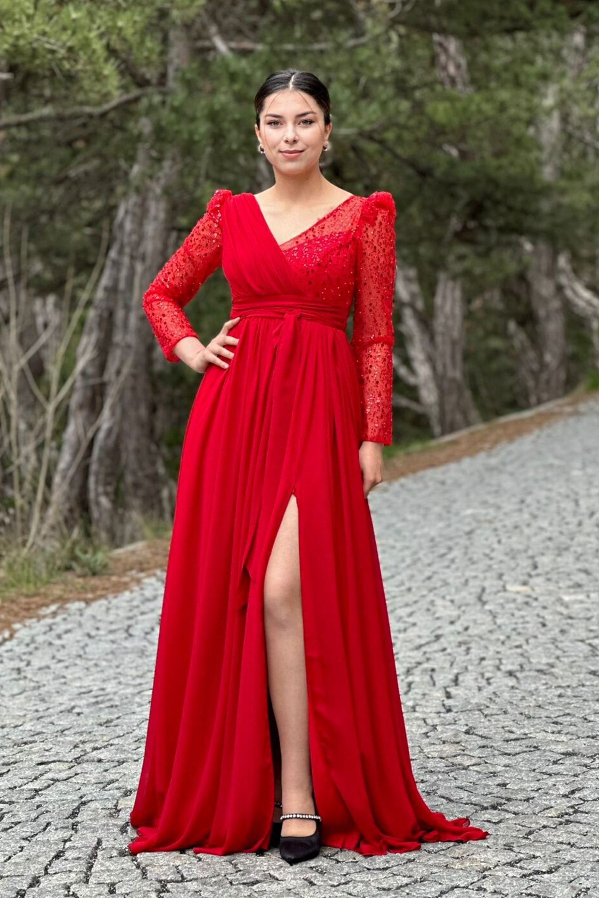 Abito lungo svasato rosso Moda-Mania in tulle con maniche lunghe, perline e paillettes, dettaglio elegante e raffinato