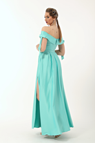 Abito lungo svasato turchese in taffetà con scollo a barchetta, spacco laterale e fiocchi decorativi, moda elegante Moda-Mania