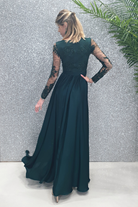 Abito lungo svasato verde scuro con spacco laterale e corpetto in tulle ricamato, di Moda-Mania.