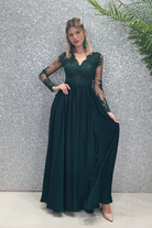 Abito lungo svasato verde scuro con spacco laterale e corpetto in tulle ricamato, firmato Moda-Mania.