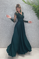 Abito lungo svasato verde scuro con spacco laterale e corpetto in tulle ricamato, moda-Mania, elegante e raffinato.