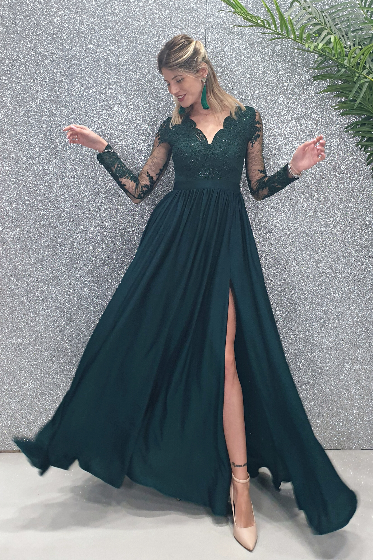 Abito lungo svasato verde scuro con spacco laterale e corpetto in tulle ricamato, firmato Moda-Mania.