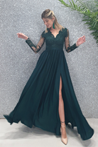 Abito lungo svasato verde scuro con spacco laterale e corpetto in tulle ricamato, firmato Moda-Mania.