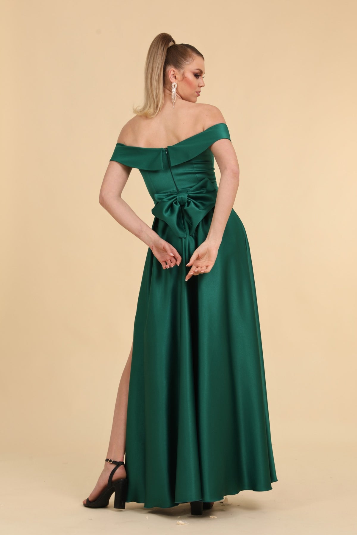 Abito lungo svasato verde smeraldo in taffetà con scollo a barchetta, spacco laterale e cintura con fiocco, Moda-Mania.