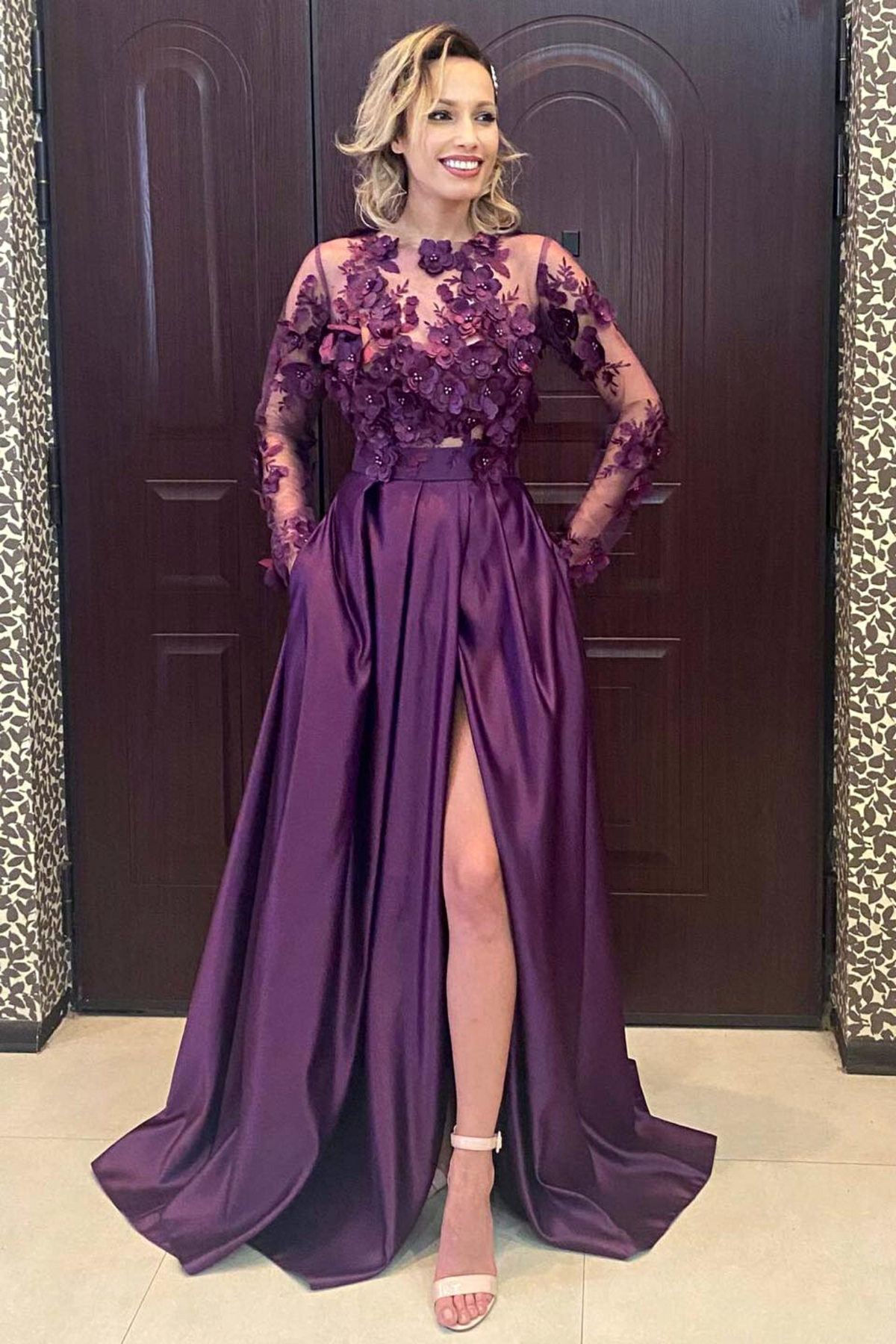 Abito lungo svasato viola prugna Moda-Mania con corpetto a manica lunga in tulle floreale 3D e gonna in taffetà.