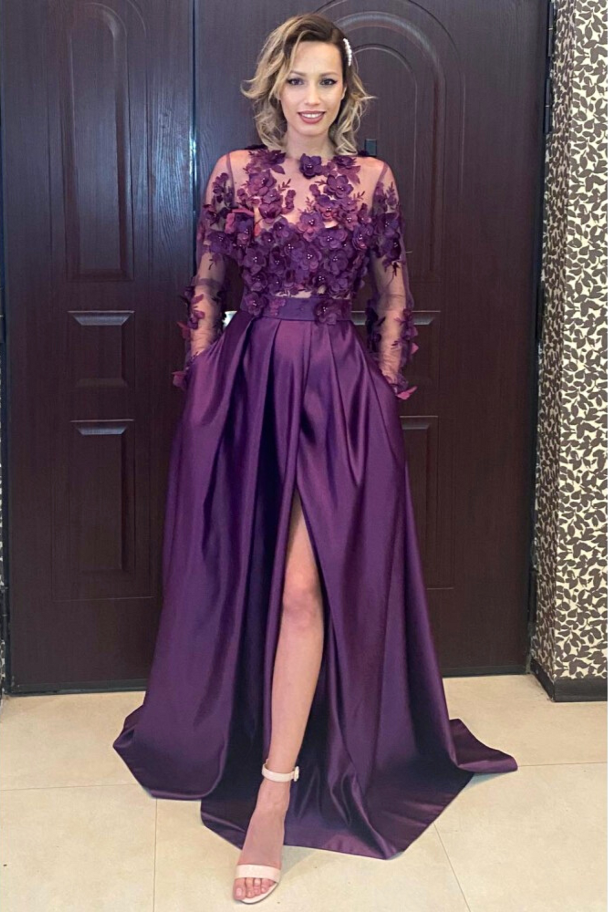 Abito lungo svasato viola prugna Moda-Mania con corpetto in tulle floreale 3D e gonna in taffetà, maniche lunghe elegante e femminile.