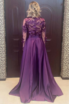 Abito lungo svasato viola prugna Moda-Mania con corpetto in tulle floreale 3D e gonna in taffetà, maniche lunghe, elegante e femminile.