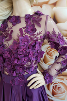 Abito lungo svasato viola prugna Moda-Mania con corpetto a maniche lunghe in tulle floreale 3D e gonna in taffetà.