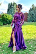 Abito lungo svasato viola prugna Moda-Mania con corpetto in tulle floreale 3D e gonna in taffetà, maniche lunghe elegante.