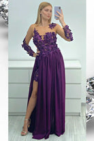 Abito lungo viola prugna Moda-Mania con strascico, corpetto in tulle nude con fiori 3D, elegante e sofisticato.