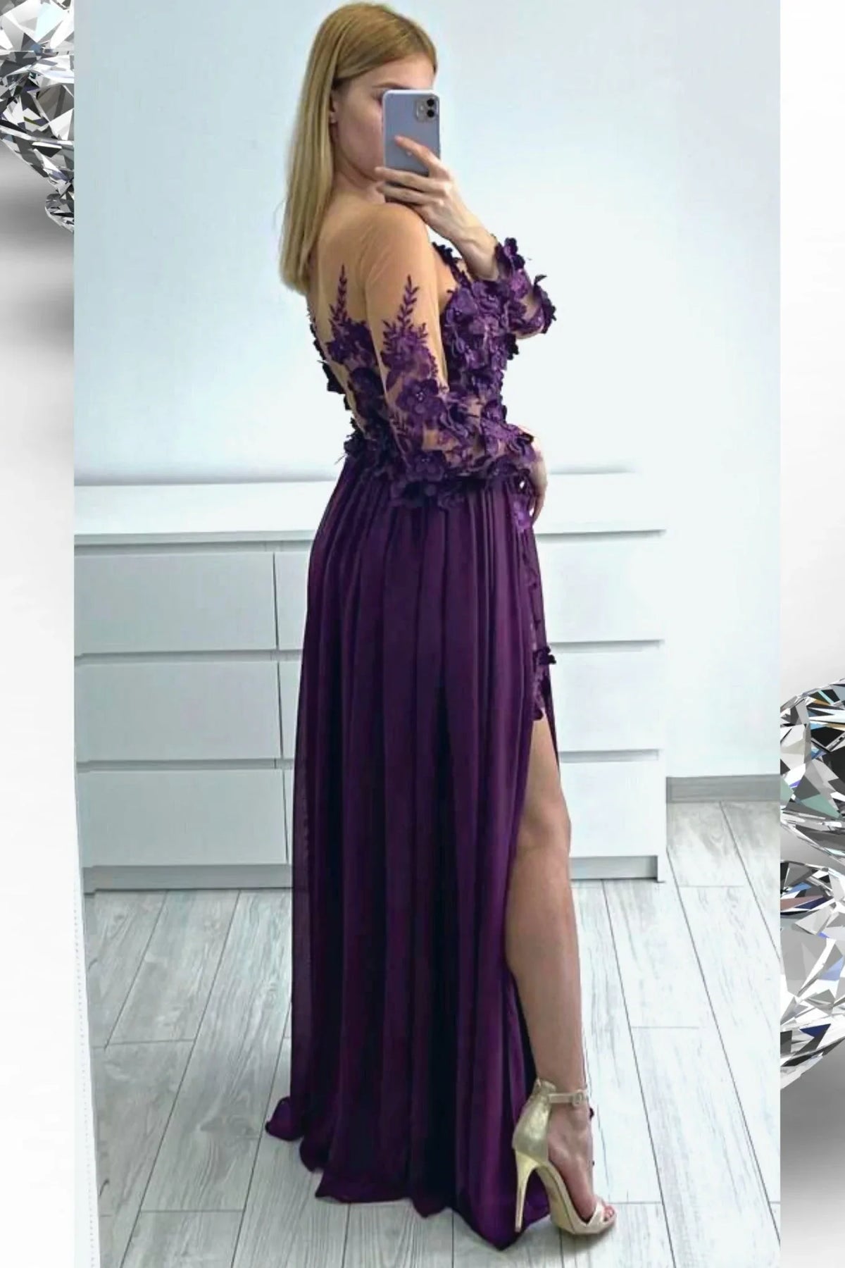 Abito lungo viola prugna Moda-Mania con strascico e corpetto in tulle nude con fiori 3D, elegante e raffinato.