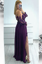 Abito lungo viola prugna Moda-Mania con strascico e corpetto in tulle nude con fiori 3D, elegante e raffinato.