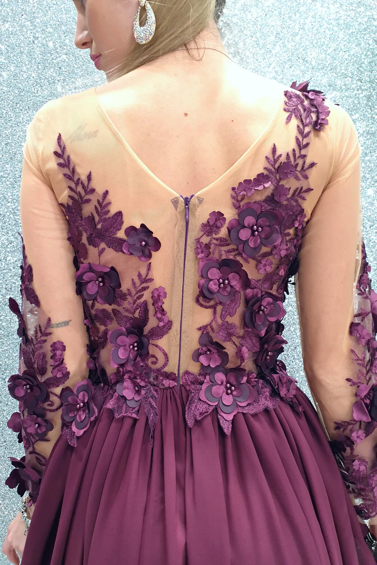 Abito lungo viola prugna Moda-Mania con strascico e corpetto in tulle nude a fiori 3D, elegante e femminile.