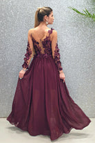 Abito lungo viola prugna Moda-Mania con strascico e corpetto in tulle nude a fiori 3D, perfetto per occasioni eleganti.