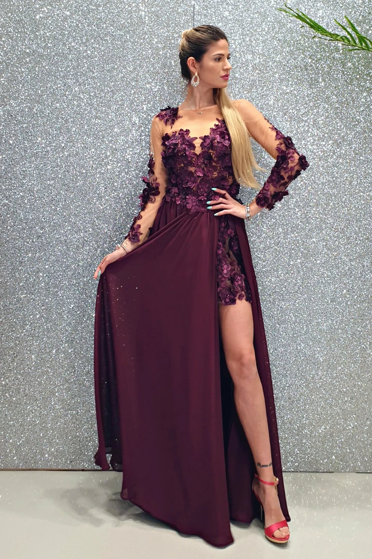 Abito lungo viola prugna Moda-Mania con strascico e corpetto in tulle nude a fiori 3D, elegante e femminile.