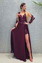 Abito lungo viola prugna Moda-Mania con strascico e corpetto in tulle nude a fiori 3D, elegante e femminile.