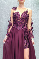 Abito lungo viola prugna Moda-Mania con strascico e corpetto in tulle nude a fiori 3D, elegante e femminile.