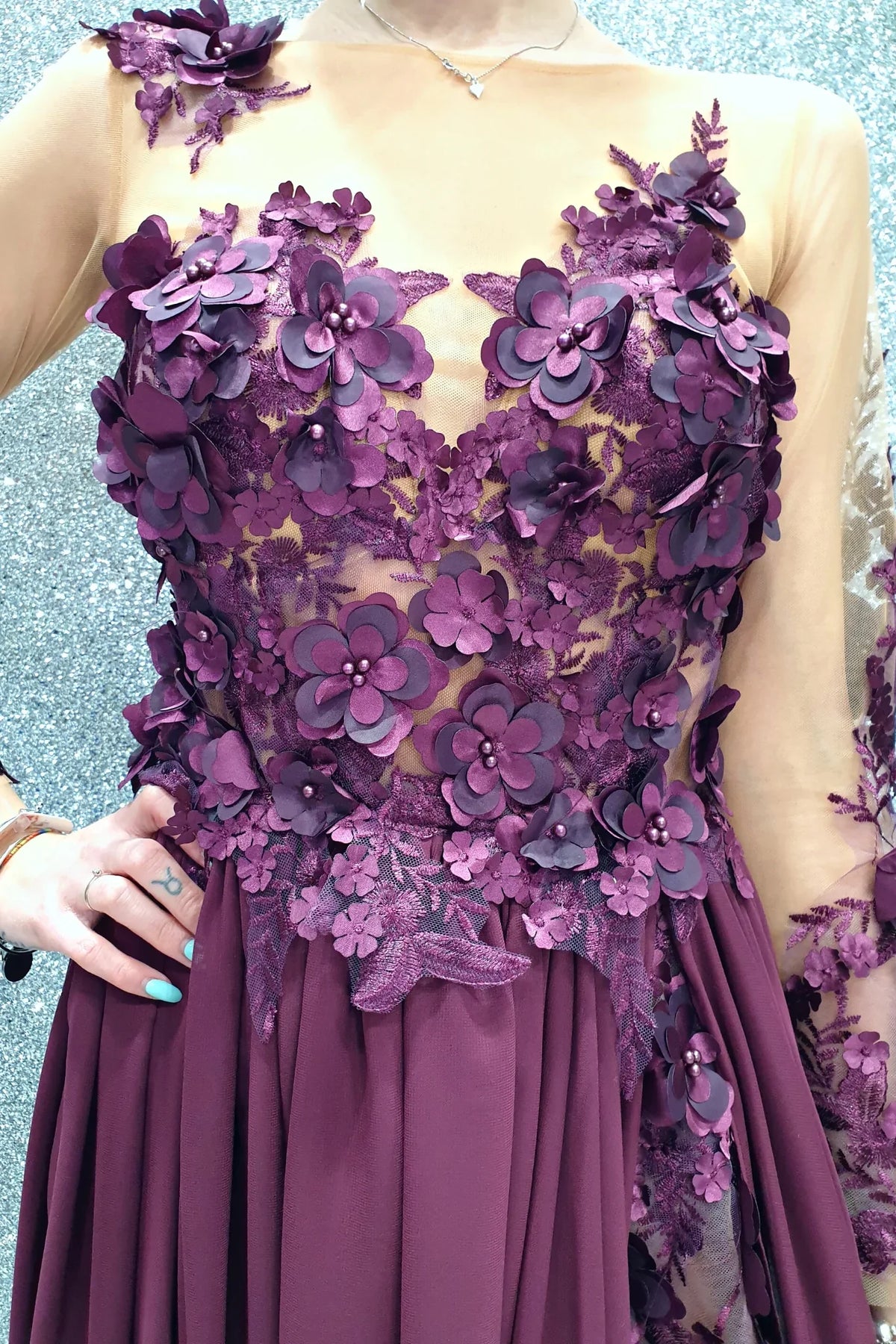 Abito lungo viola prugna Moda-Mania con strascico e corpetto in tulle nude a fiori 3D, perfetto per occasioni eleganti.