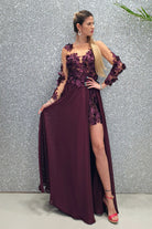 Abito lungo viola prugna Axa con strascico e corpetto in tulle nude a fiori 3D, moda elegante e raffinata.
