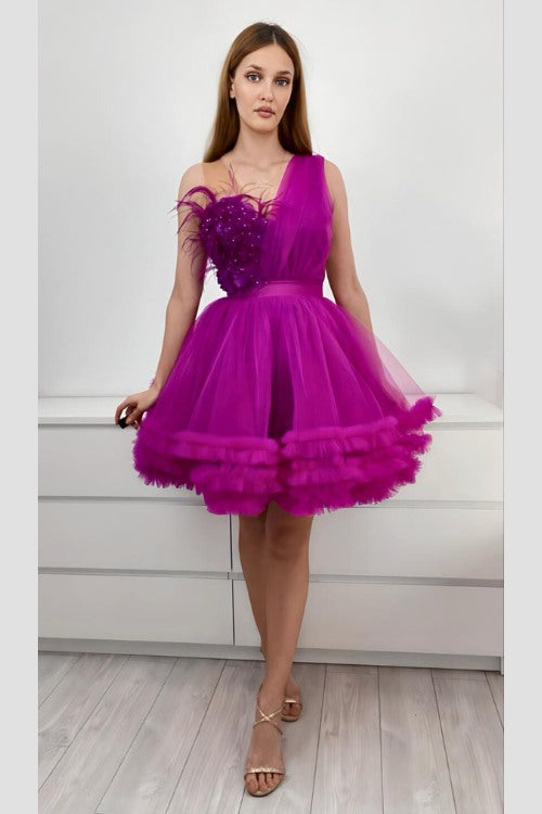 Abito corto magenta in tulle con corpetto a fiori 3D e piume decorative, firmato Moda-Mania, dettaglio elegante e femminile