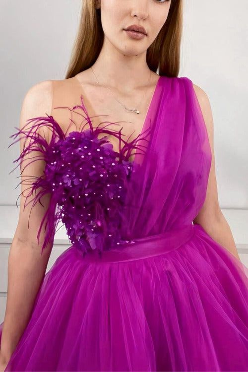 Abito corto magenta in tulle con corpetto a fiori 3D e dettagli di piume decorative, firmato Moda-Mania.