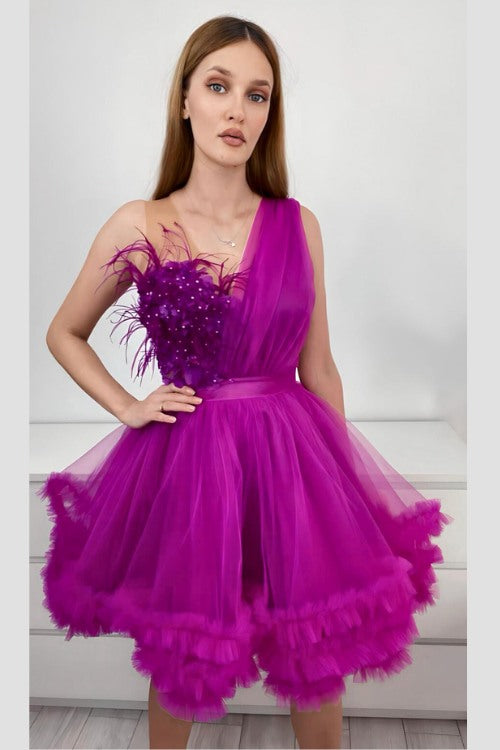 Abito corto magenta in tulle con corpetto a fiori 3D e piume decorative, firma Moda-Mania, mostra dettagli del design elegante.