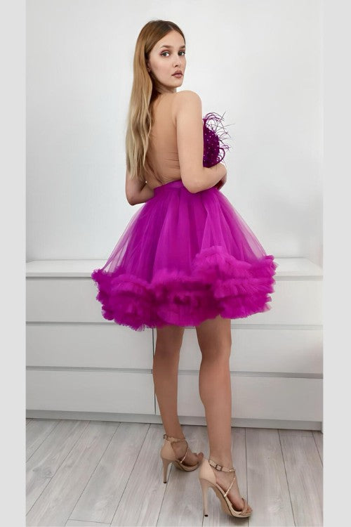 Abito corto magenta in tulle con corpetto a fiori 3D e piume decorative, firmato Moda-Mania, dettaglio elegante e floreale