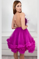Abito corto magenta in tulle con corpetto a fiori 3D e piume decorative, firmato Moda-Mania, dettaglio di abito elegante e femminile