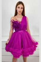 Abito corto magenta in tulle con corpetto a fiori 3D e piume decorative, firmato Moda-Mania, mostra dettagli eleganti e raffinati.